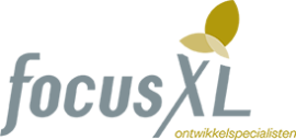 Logo van FocusXL met de tekst ontwikkelspecialisten en een gestileerd bladmotief.