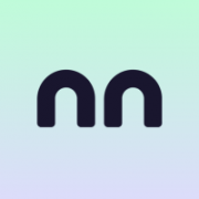 Logo van Nanny Nina met twee zwarte 'n' letters tegen een tweekleurige groene en blauwe achtergrond.