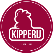 Rond rood logo van Kipperij met een gestileerde kip en de tekst 'Since 2019'.