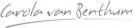 Stijlvol grijs logo met de handtekening van Carola van Benthum en een elegante lijn eronder.