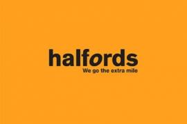 Halfords logo met de slogan We go the extra mile op een oranje achtergrond.