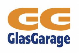Het GlasGarage-logo met oranje initialen GG boven blauwe tekst van de bedrijfsnaam op een witte achtergrond.