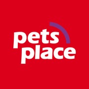 Pets Place logo op rode achtergrond met witte tekst en paarse halve cirkel.
