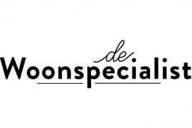 Logo van De Woonspecialist met zwarte tekst en onderstrepingen op een witte achtergrond.