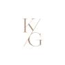 KG-logo met klassieke typografie in lichtbruin op een witte achtergrond.
