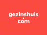 Wit logo van gezinshuis.com op een rode achtergrond.
