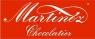 Logo van Martinez Chocolatier met witte sierlijke letters op een rode achtergrond.