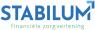 Stabilum-logo met blauwe tekst en groene ondertitel financiële zorgverlening en een stijgende pijl boven de M.