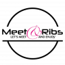 Logo van Meet&Ribs met een gestileerde roze en zwarte typografie.