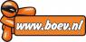 Illustratie van een oranje cartoonfiguur met een zwart masker die een bord vasthoudt met www.boev.nl erop.