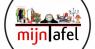 Logo van mijnTafel met diverse tweedehands artikelen zoals kleding, keukengerei en decoratieve voorwerpen op een plank.