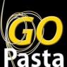 Logo van GoPasta met gele letters omringd door slierten pasta op een zwarte achtergrond.