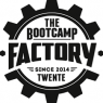 Logo van The Bootcamp Factory met tandwielontwerp en tekst over oprichting in Twente sinds 2014.