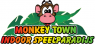 Logo van Monkey Town Indoor Speelparadijs met gekleurde tekst en aap op groene bladeren.