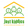 Logo van Just Kiddies kinderdagverblijf met drie lachende kindfiguren onder een geel dak.