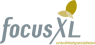 Logo van FocusXL met de tekst ontwikkelspecialisten en een gestileerd bladmotief.