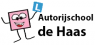 Illustratie van een roze, glimlachend vierkant figuurtje met een blauw L-bord naast de tekst Autorijschool de Haas.