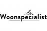 Logo van De Woonspecialist met zwarte tekst en onderstrepingen op een witte achtergrond.