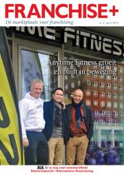 Drie mannen poseren voor een Anytime Fitness-vestiging met de tekst Anytime Fitness groeit en blijft in beweging.