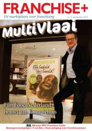 Man staat naast reclamebord voor Multivlaai met chocabollenaanbieding en tekst over Fun Food Nederland.