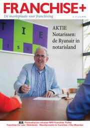Klant in gesprek met een notaris aan tafel, met kleurblokken en tekst over notariële diensten op de achtergrond.