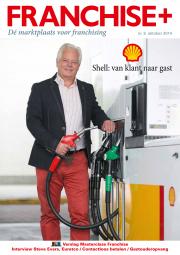 Man bij Shell-benzinepomp met brandstofslangen, tijdschrift Franchise+ editie oktober 2014.