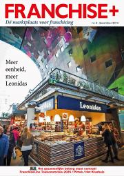 Marktkraam van Leonidas met bezoekers in een overdekte markthal, kleurrijk plafond zichtbaar.
