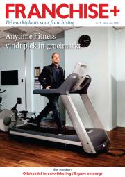 Man loopt op een loopband in een fitnessruimte met de tekst Anytime Fitness vindt plek in groeimarkt.
