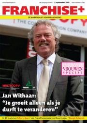 Man in pak voor gebouw met titel 'Franchise+' en tekst over groei en verandering op de voorpagina van Franchiseplus.