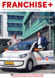 Twee mannen staan lachend naast een 123Wonen-auto voor een bedrijfsgebouw, op de cover van Franchise+ nummer 3, 2016.