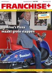 Man in grijs pak zittend op een blauwe Domino's Pizza scooter met de tekst Domino’s Pizza maakt grote stappen.