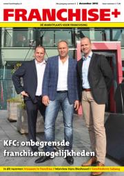Drie mannen in zakelijke kleding staan voor een gebouw op de cover van Franchise Plus, editie december 2012.