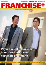 Twee mannen in pakken lopen naast elkaar op de cover van Franchise+ tijdschrift, met tekst over franchiseconcept.