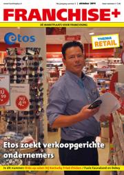 Man in blauw overhemd scant producten in een Etos-winkel, met tekst Etos zoekt verkoopgerichte ondernemers.