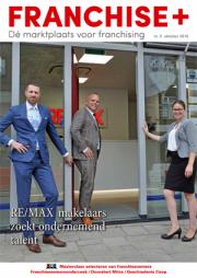 Drie mensen in zakelijke kleding bij de ingang van een RE/MAX-kantoor, gepresenteerd in Franchise+ nr. 5, 2016.