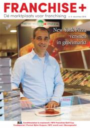 Man in een pizzeria snijdt een pizza met de kop New York Pizza versnelt in groeimarkt op de cover van Franchise+.