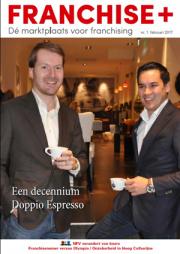 Twee lachende mannen in een koffiezaak met een kopje koffie in de hand, op de cover van Franchise+ nummer 1 februari 2017.