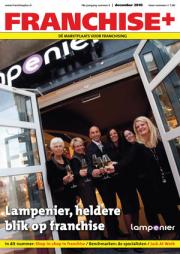 Groep lachende mensen met champagneglazen bij Lampenier-winkel, omslag van tijdschrift Franchise+ december 2010.