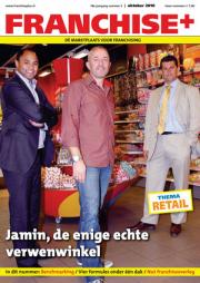 Drie mannen in een Jamin-winkel omringd door kleurrijke snoeprekken, met thema retail in beeld.