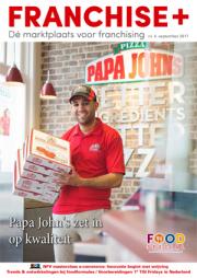 Man in Papa John's uniform met pizzadozen voor een Papa John's muurlogo in Franchise+ editie september 2017.