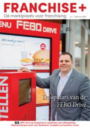 Man bij een bestelzuil van FEBO Drive, met de tekst over de opmars van deze drive-in service.