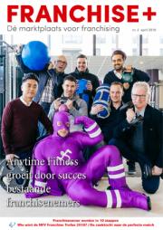 Een groep mannen poseert met fitnessattributen en een persoon in een paarse superheldenoutfit voor Franchise+ nr. 2 2018.