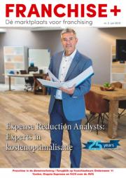 Man in pak met open map in moderne kantooromgeving van Franchise+ nummer 3, 2018 over kostenoptimalisatie.