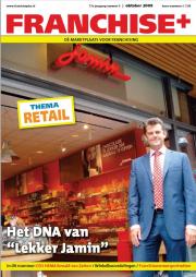 Man in pak voor Jamin-winkel met thema retail en tekst Het DNA van Lekker Jamin op voorgrond.