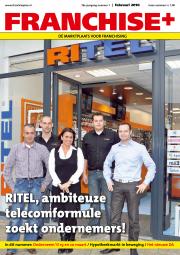 Vijf mensen staan voor een RITEL-winkel met uithangbord, terwijl ze glimlachen naar de camera.