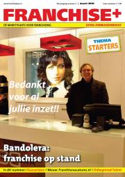 Man bij kassa in een winkel met groot reclamebord van Bandolera en tekst Bedankt voor al jullie inzet!!.