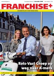 Drie mensen poseren op straat met een scooter voor het tijdschrift FranchisePlus, editie december 2009.