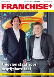 Twee mannen in pakken staan voor een kleurrijk schilderij op de cover van het tijdschrift Franchise+ van juni 2009.