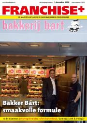 Twee mannen staan voor de ingang van een Bakker Bart-filiaal, met het winkelinterieur en diverse aanbiedingen zichtbaar.