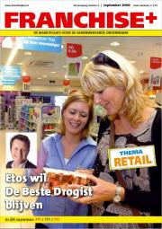 Twee vrouwen bekijken producten in een drogisterij met de tekst Etos wil De Beste Drogist blijven.